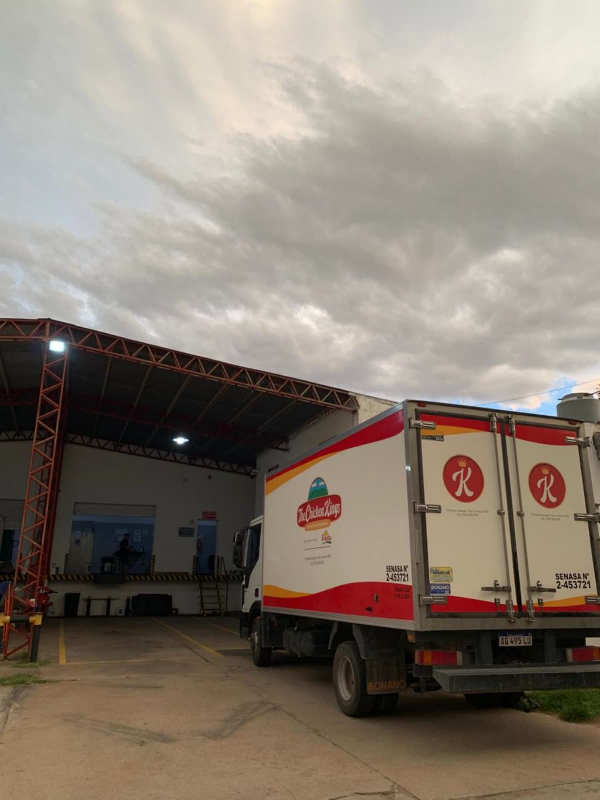 Cami&oacute;n TCK saliendo del dep&oacute;sito